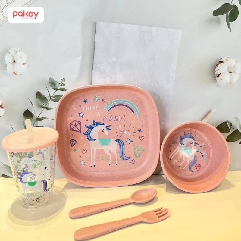 Bộ dụng cụ ăn uống cũng là một trong những món quà Tết cho bé ý nghĩa và thiết thực