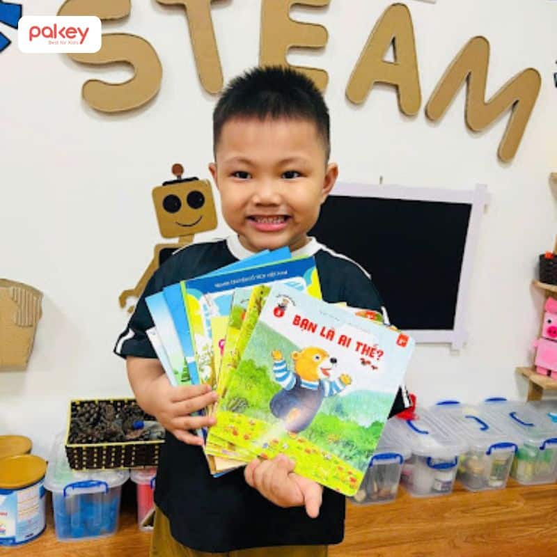 Trong những ngày Tết rảnh rỗi, đọc sách cùng con cũng là cách gắn kết gia đình rất hiệu quả