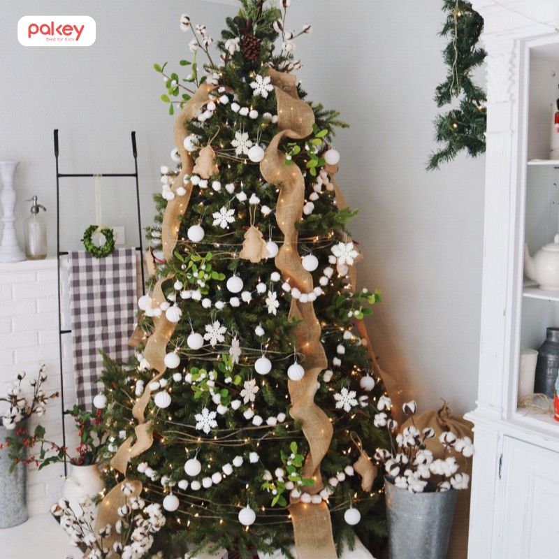 Phân bổ phụ kiện hợp lý, tránh treo quá dày ở một vị trí khiến cây mất cân đối và rối mắt