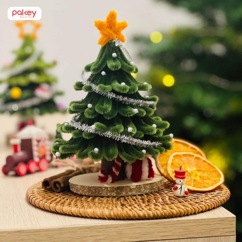 Cây thông Noel mini được làm từ các sơi kẽm nhung