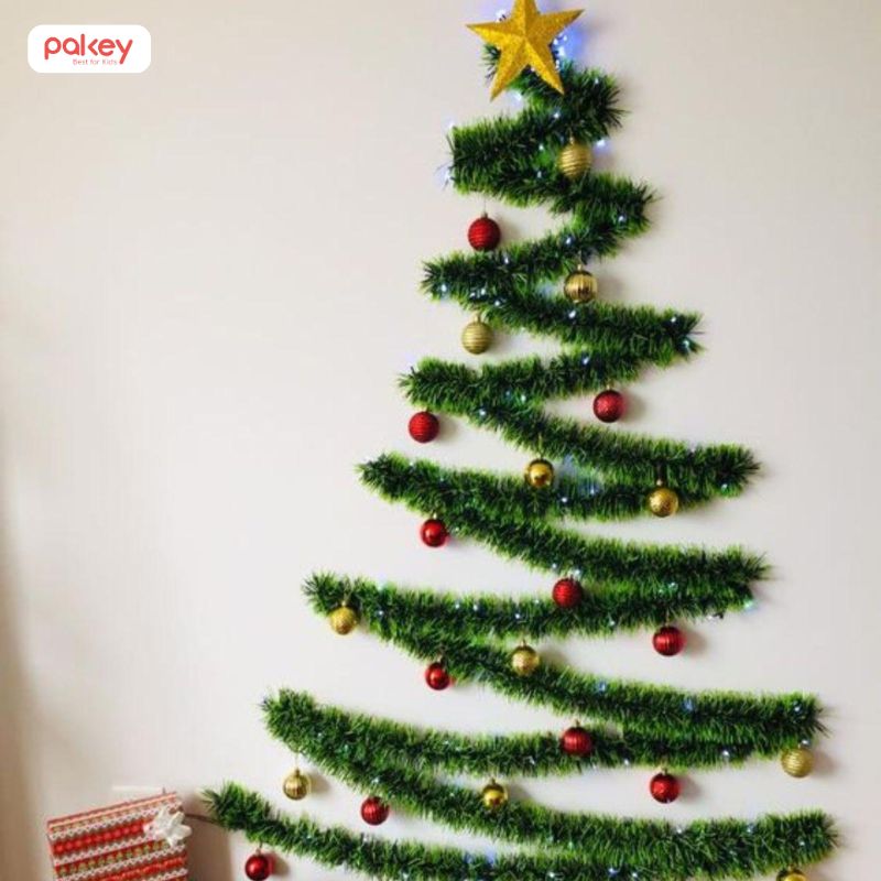 Dán tường là ý tưởng làm cây thông Noel thông minh đối với không gian hẹp và tiết kiệm chi phí