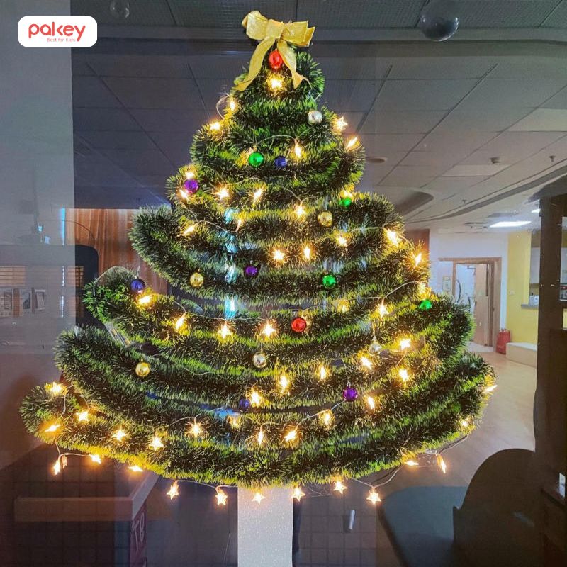 Trang trí cây thông noel trên cửa kính tại văn phòng làm việc hoặc các cửa hàng