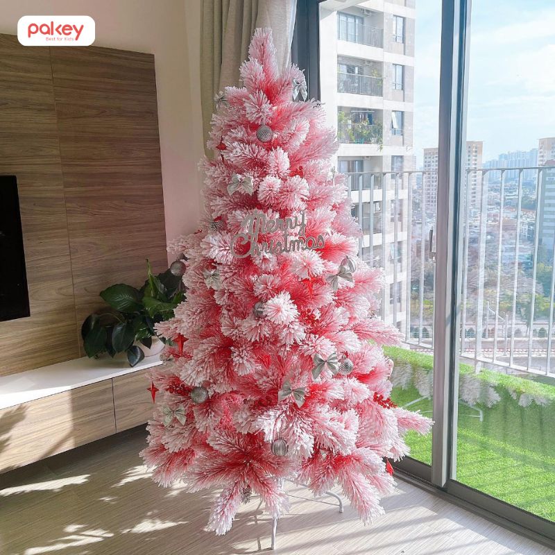 Cây thông Noel màu hồng là lựa chọn mới mẻ, trẻ trung, đặc biệt phù hợp với gia đình trẻ hoặc cửa hàng thời trang