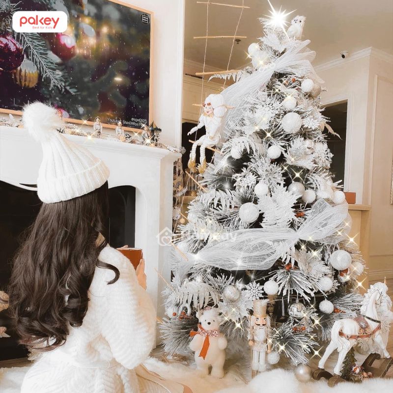 Cây thông Noel màu trắng mang đến cảm giác tinh khôi, hiện đại và rất phù hợp với phong cách Bắc Âu