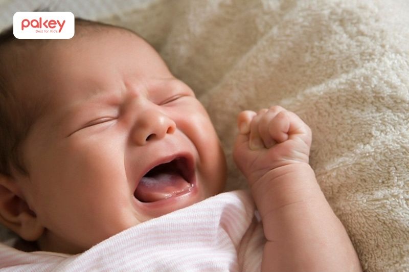 Trẻ khó ngủ thường xuyên trằn trọc, cáu gắt, mệt mỏi, ủ rũ