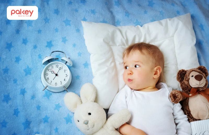 Ở trẻ sơ sinh và trẻ nhỏ, khó ngủ thường được nhận biết khi trẻ mất nhiều thời gian để ngủ, ngủ không sâu giấc, ngủ ít, thời gian ngủ ngắn