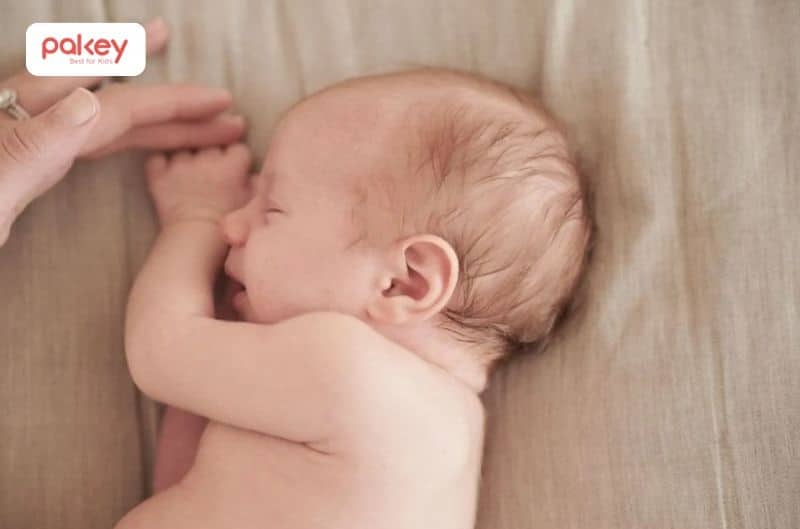 Trẻ sơ sinh nằm nghiêng không hoàn toàn xấu, nhưng không được khuyến khích duy trì thường xuyên và lâu dài