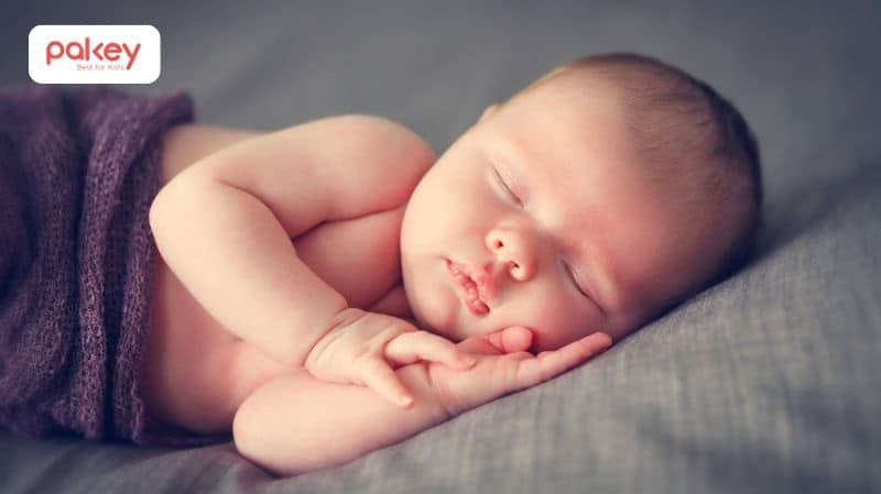 Trẻ sơ sinh nằm nghiêng có sao không? 