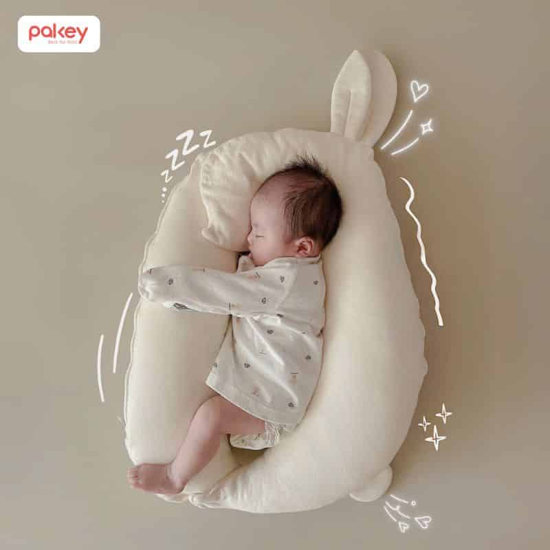 Không gian ngủ thoáng mát, yên tĩnh kết hợp với phụ kiện chăn gối vừa đủ êm-ấm nhưng không quá giày