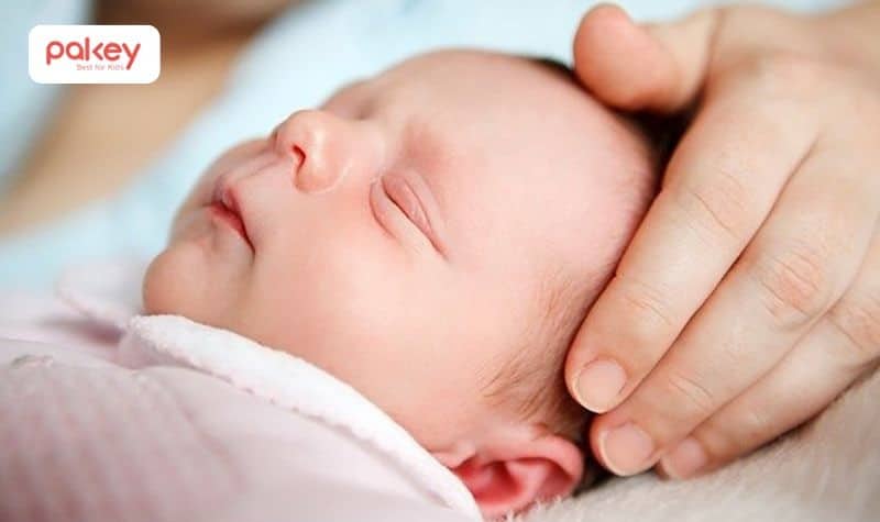 Một tư thế ngủ phù hợp giúp đường thở của trẻ được thông thoáng, hạn chế nguy cơ sặc sữa, đồng thời giảm áp lực không đều lên hộp sọ