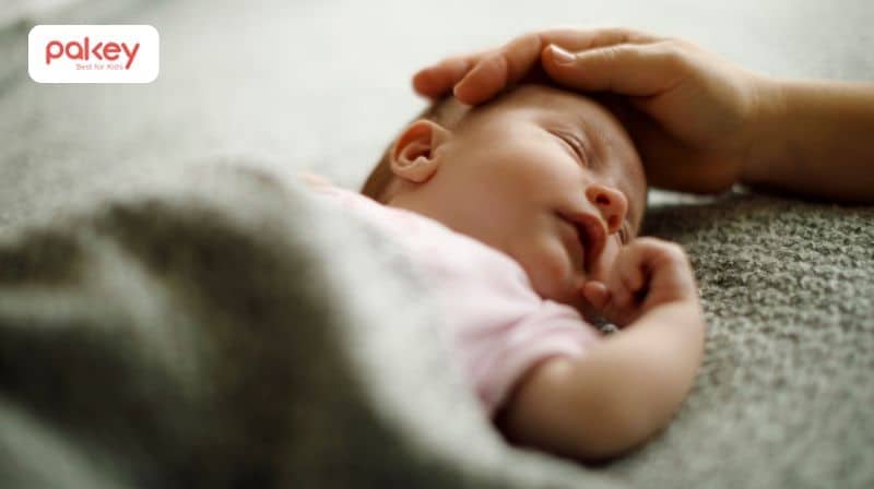 [Giải đáp] Trẻ sơ sinh nằm ngủ nghiêng đầu có sao không?