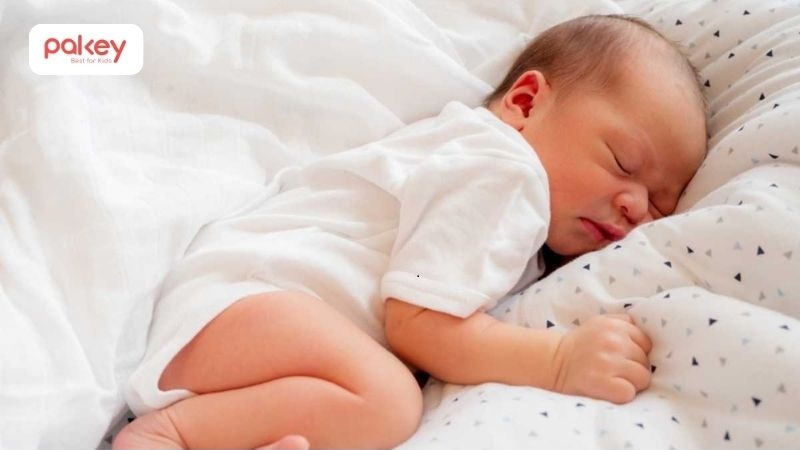 Nhiều trẻ có xu hướng nghiêng người sang trái hoặc phải, một phần do thói quen nằm trong bụng mẹ trước đó