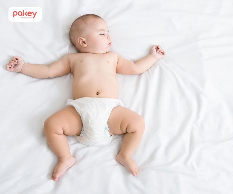 Bé nằm ngửa, hai tay hai chân dang rộng tự nhiên, cơ thể thả lỏng hoàn toàn