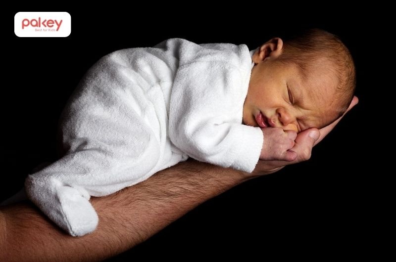 Ngủ nằm sấp là tư thế không được khuyến khích thường xuyên với trẻ sơ sinh