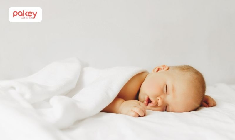 Ngủ nằm sấp là tư thế gây nhiều tranh cãi, đặc biệt với trẻ sơ sinh