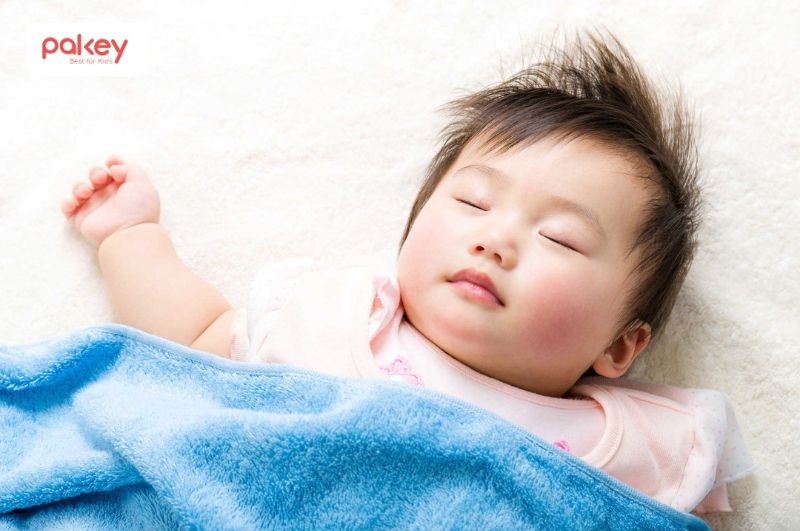 Vì sao trẻ 3 tháng tuổi ngủ hay lắc đầu? Khi nào đáng lo?