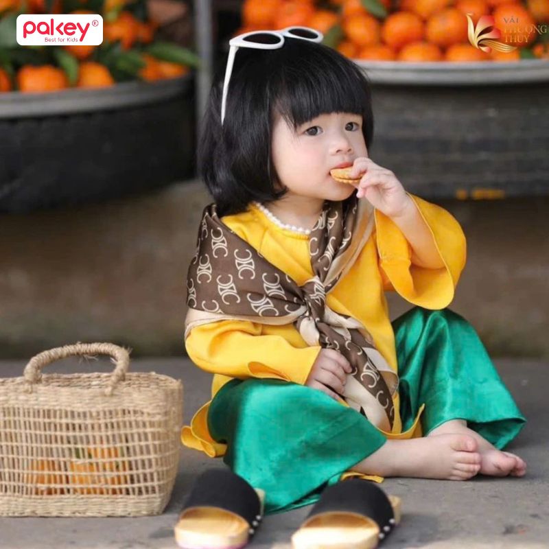 99+ Mẫu áo Dài trẻ em cho bé gái, bé trai đẹp nhất 2026 81 Ngoài những phụ kiện có sẵn này, việc lựa chọn dày dép, túi đeo hay kiểu tóc cho bé cũng quyết định rất lớn đến sự hài hòa và thẩm mỹ toàn diện