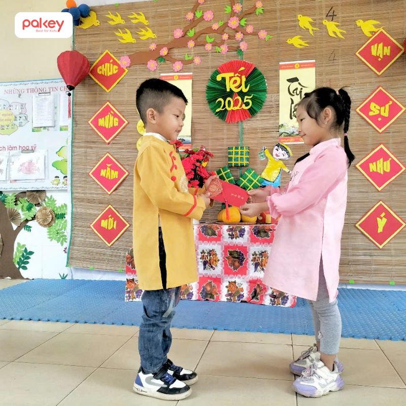 Chúc Tết cũng là dịp để bé rèn luyện sự tự tin trong giao tiếp