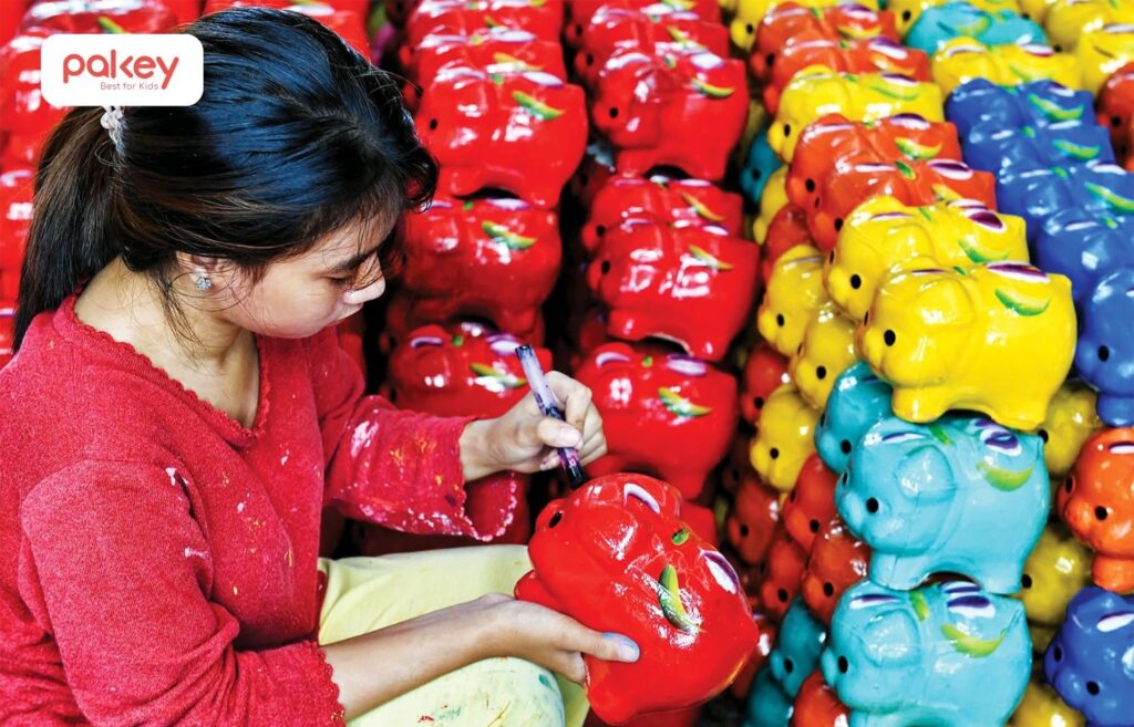 Chọn heo đất với kích thước phù hợp với số tiền tiết kiệm và độ tuổi của bé