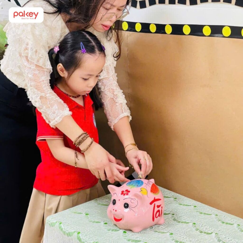 Thông qua heo đất, ba mẹ có thể giáo dục trẻ về cách tiết kiệm và chi tiêu hợp lý