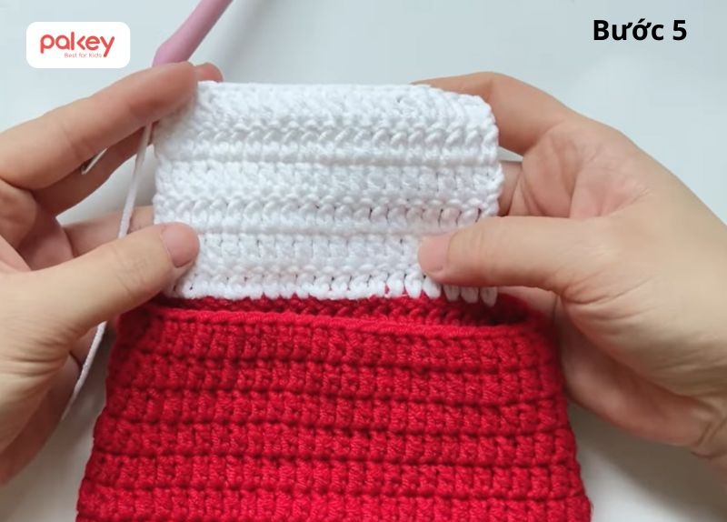 Nếu muốn túi có nắp, móc thêm một mảnh hình bán nguyệt gắn vào thân túi