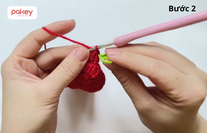 Khi đáy đạt kích thước mong muốn, móc lên thân túi bằng cách móc mũi đơn hoặc mũi nửa kép theo vòng tròn, không tăng mũi