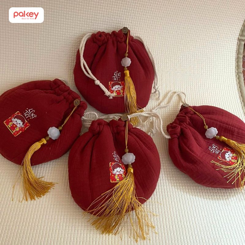 Mẫu túi Vintage phù hợp với trang phục nhẹ nhàng, đặc biệt là áo Dài