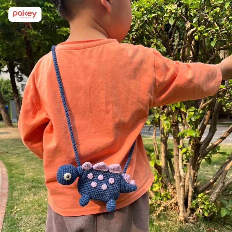 Để tổng thể "outfit" ngày Tết của bé trông hài hòa và đẹp mắt nhất, ba mẹ nên chọn túi có kích thước cân đối với độ tuổi và vóc dáng của bé