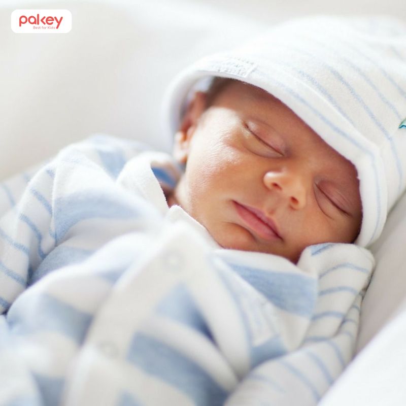 Có nên đội mũ cho trẻ sơ sinh khi ngủ không?