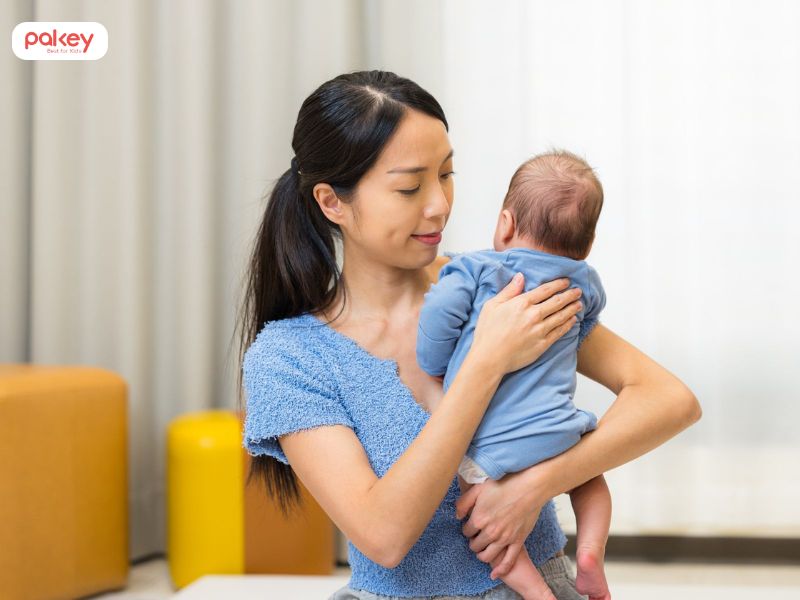 Bện hơi là gì? Nguyên nhân và 5 cách xử lí khi trẻ bện hơi mẹ