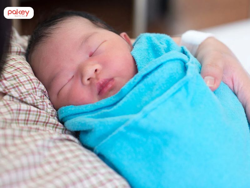 Bện hơi là gì? Nguyên nhân và 5 cách xử lí khi trẻ bện hơi mẹ