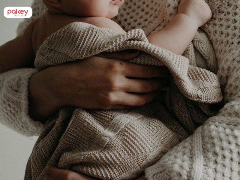 Bện hơi là gì? Nguyên nhân và 5 cách xử lí khi trẻ bện hơi mẹ