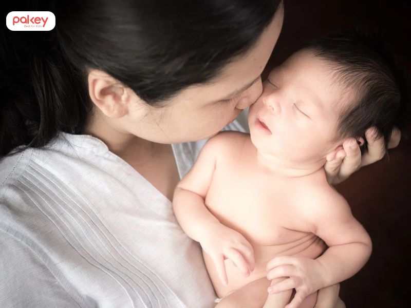 Bện hơi là gì? Nguyên nhân và 5 cách xử lí khi trẻ bện hơi mẹ