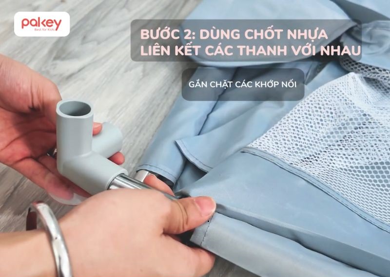Dùng chốt nhựa để liên kết các thanh với nhau