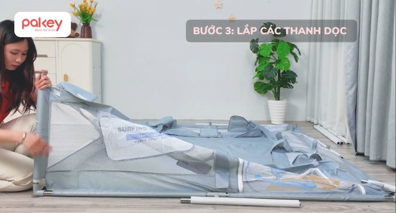 Lắp 8 thanh dọc: 4 thanh góc và 4 thanh giữa