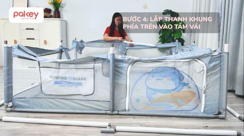 Lắp thanh khung trên tương tự như cách lắp thanh khung dưới