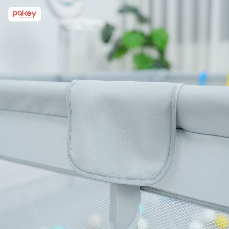 Phủ miếng vải lên các chốt nối ở khung thanh trên để hạn chế trẻ nghịch ngợm