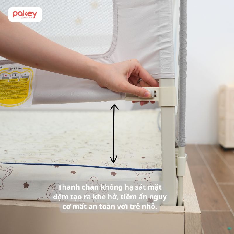 Thanh chắn chưa được hạ sát với mặt đệm sẽ tạo ra khe hở dẫn đến sự cố kẹp chân, tay trẻ nhỏ