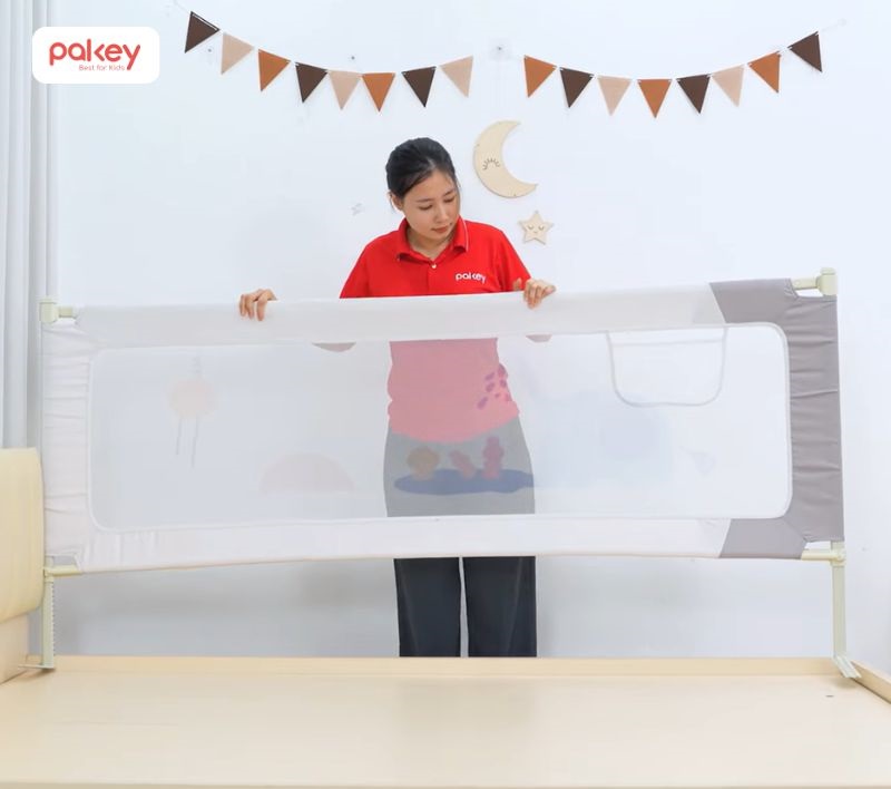 Tiến hành lắp thanh chắn lên giường