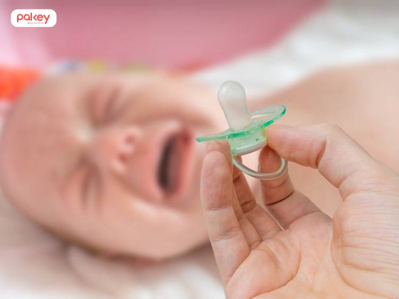 Có nên cho bé ngậm núm giả khi ngủ không?