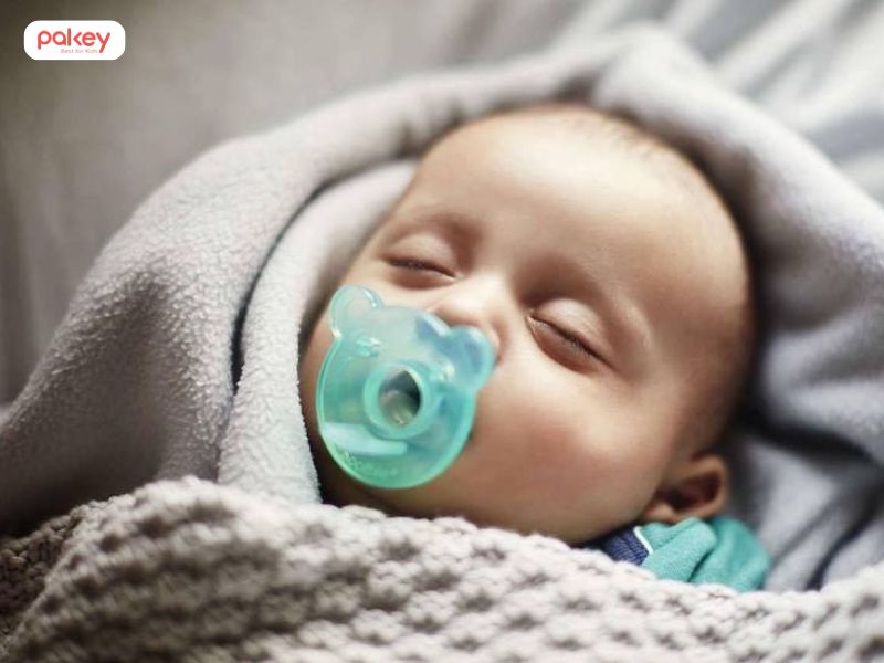 Có nên cho bé ngậm núm giả khi ngủ không?