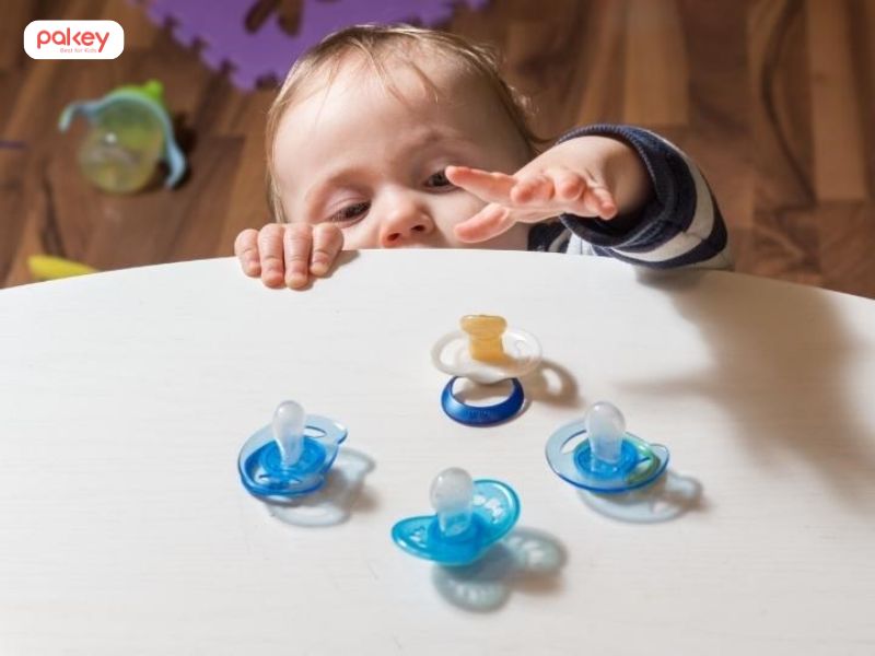 Có nên cho bé ngậm núm giả khi ngủ không?