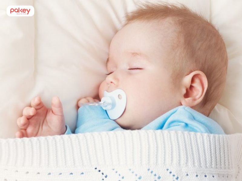Có nên cho bé ngậm núm giả khi ngủ không?
