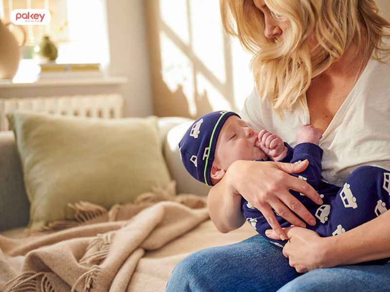 Có nên đội mũ cho trẻ sơ sinh khi ngủ không?