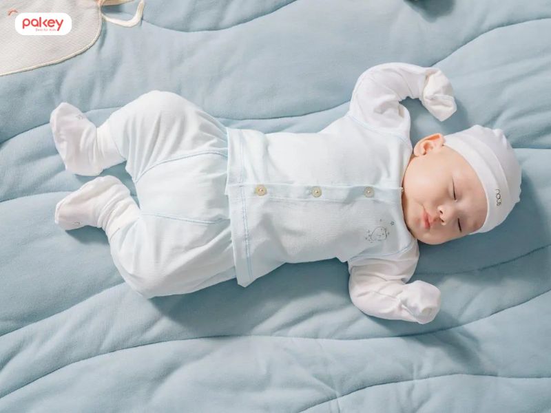 Có nên đội mũ cho trẻ sơ sinh khi ngủ không?