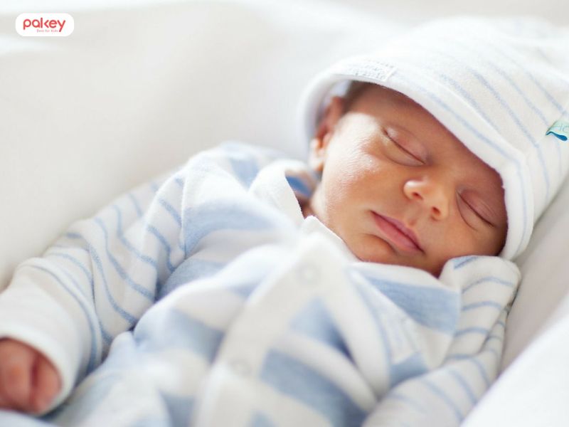 Có nên đội mũ cho trẻ sơ sinh khi ngủ không?