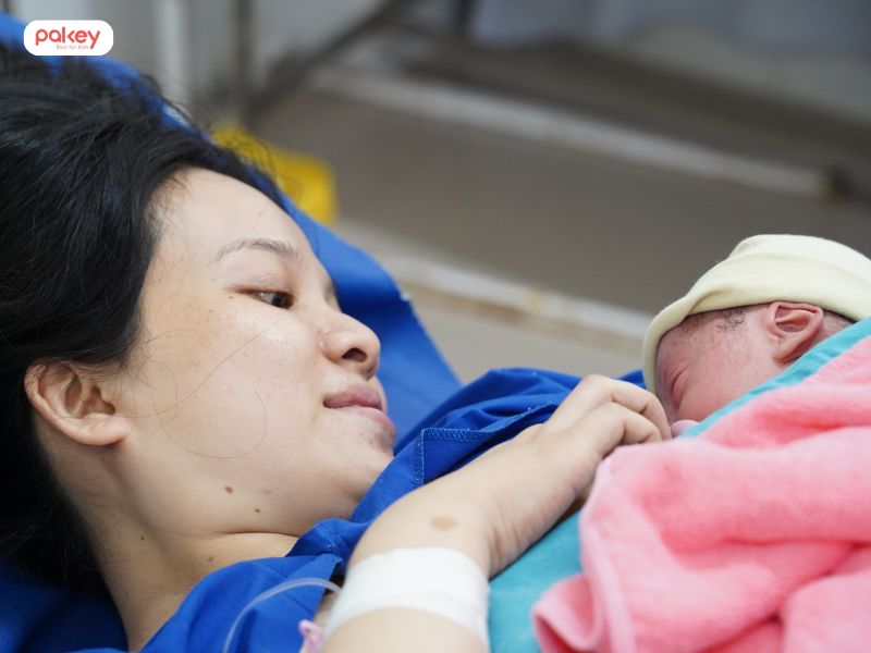 Có nên đội mũ cho trẻ sơ sinh khi ngủ không?