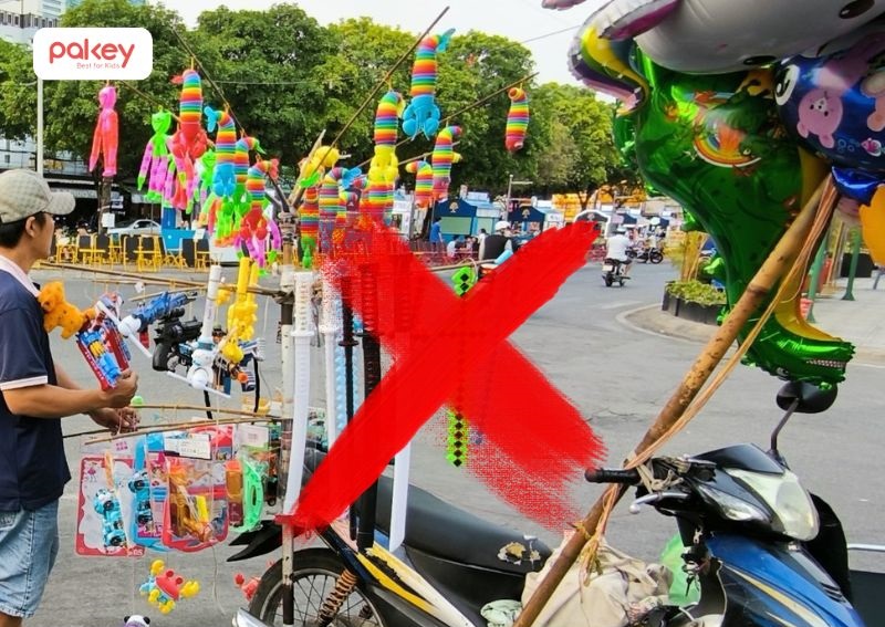 Với trẻ còn quá nhỏ, chưa kiểm soát tốt lực tay và không ý thức được khoảng cách an toàn rất dễ vung trúng vùng mặt, mắt hoặc đầu người khác