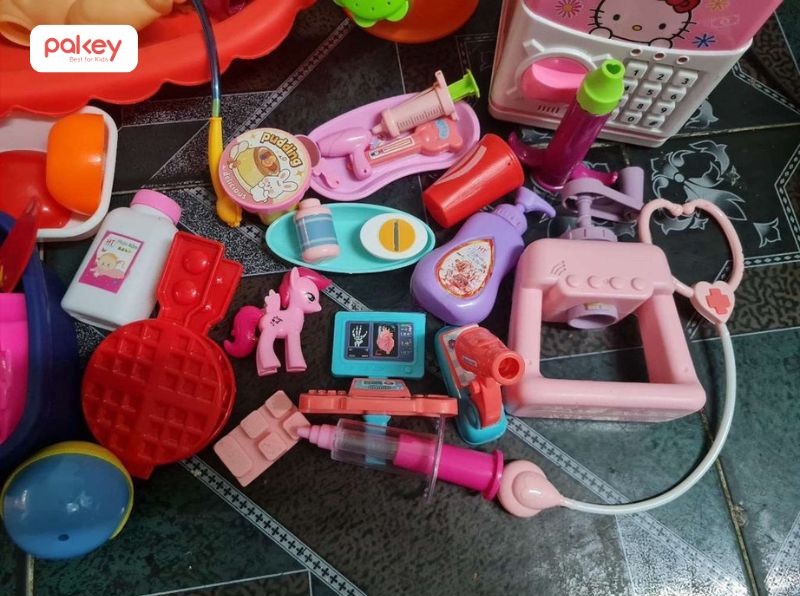 Những món đồ chơi nhựa có mùi nồng, giá rẻ thường được sản xuất từ nhựa tái chế hoặc chứa các chất phụ gia độc hại