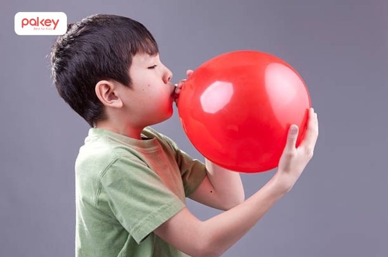 Theo hiệp hội Nhi khoa Hoa Kỳ (AAP), bóng bay cao su là một trong những nguyên nhân phổ biến gây tử vong do hóc dị vật ở trẻ em